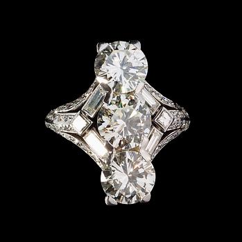 960. RING, två briljant- och en gammalslipad diamant, vardera ca 2 ct, samt baguette- och åttkantslipade diamanter, tot. ca 1 ct. 1930-tal.