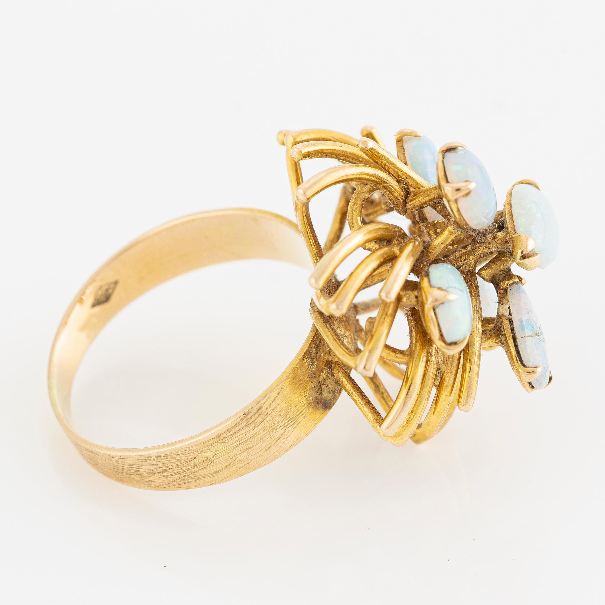 Ring 14K gold with opals.