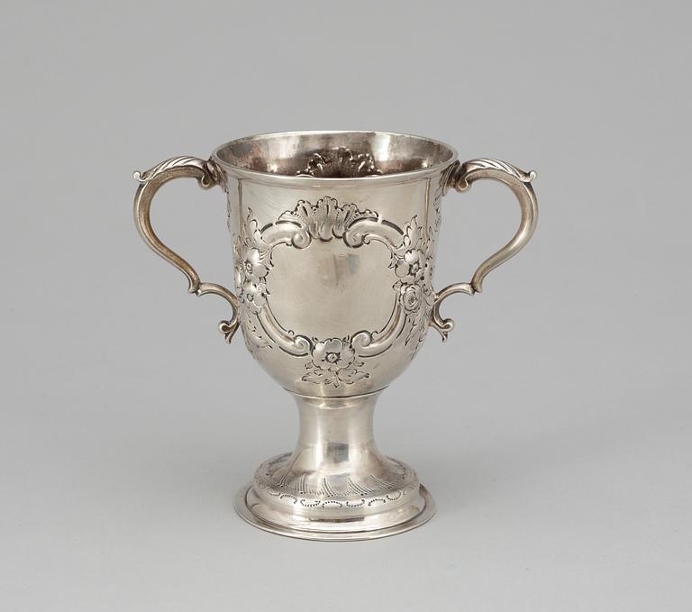 POKAL med hänklar, silver. W&R Peaston, London 1771.