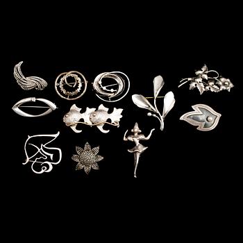 BROSCHER, 11 st, silver, 1900-tal. Total vikt ca 60 g.