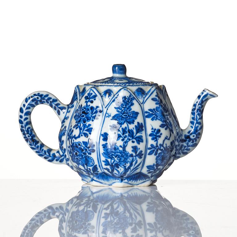 A blue and white tea pot with cover, Qing dynasty, Kangxi (1662-1722).
