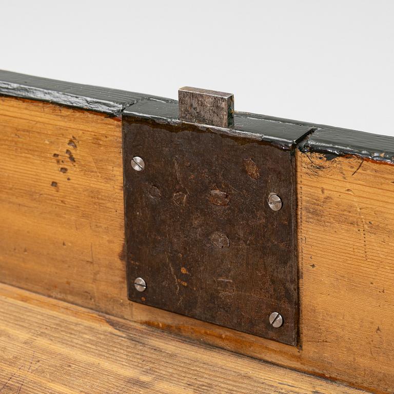 A late Gustavian commode from J. N. Asplinds workshop in Falun (1785-1820).