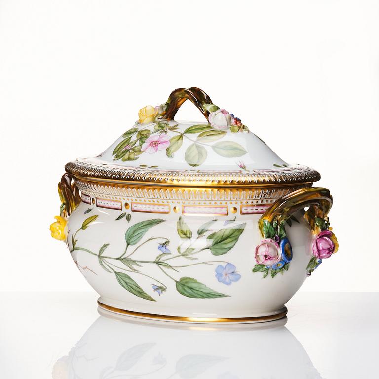 Terrin med lock, porslin. Royal Copenhagen, "Flora Danica", Danmark, 1900-tal.