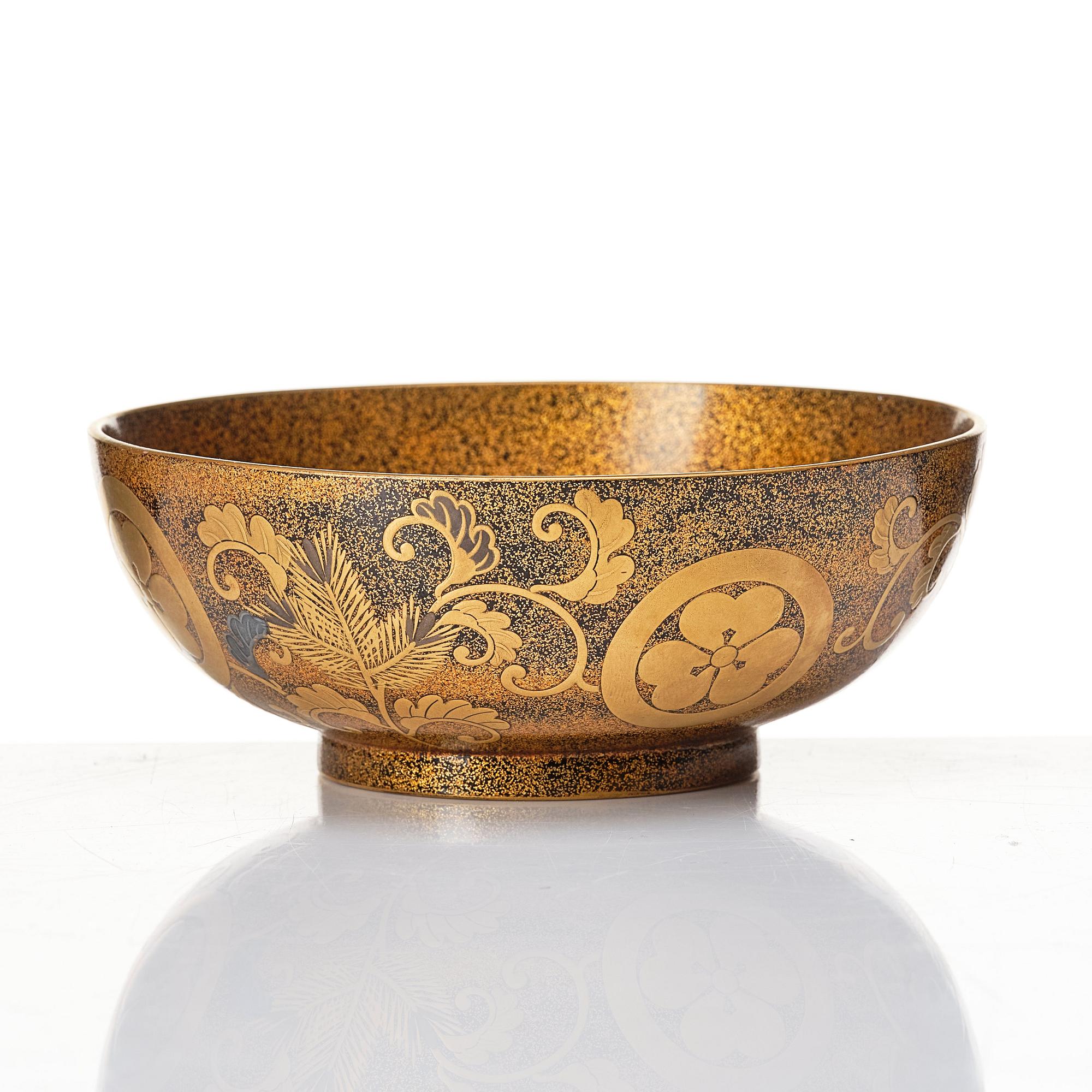 A Japanese lacquered bowl, box with cover and handle, 19th Century.