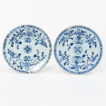 6 tallrikar samt ett fat, porslin, Kina, Qianlong (1736-95).