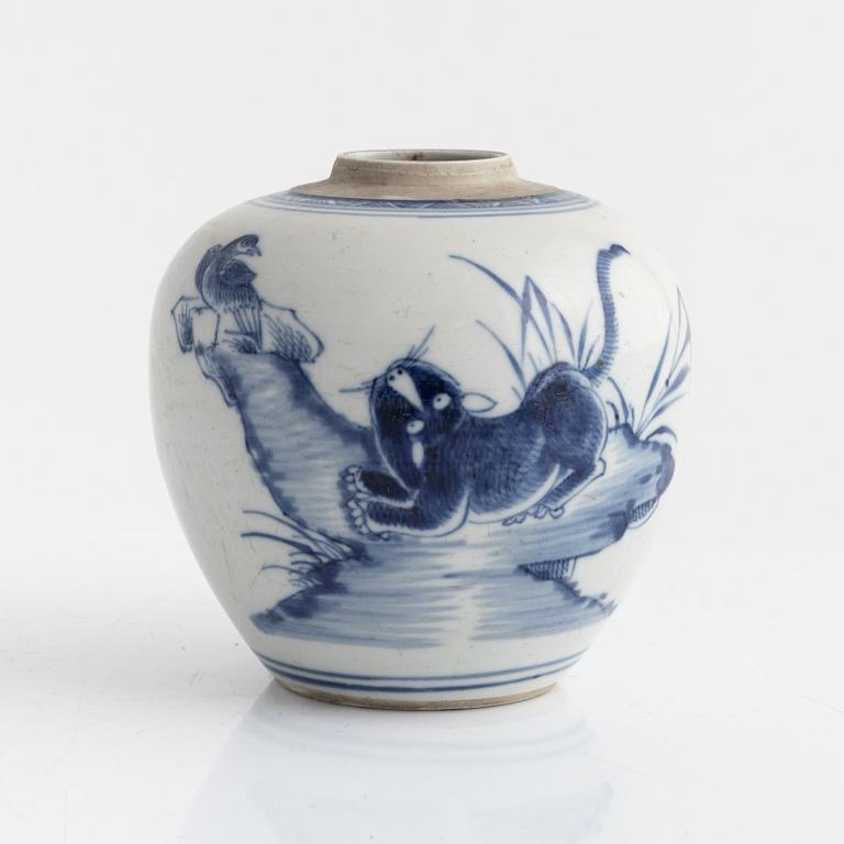 A blue and white porcelain urn, China, Qingdynasty, first half of the 20th century.