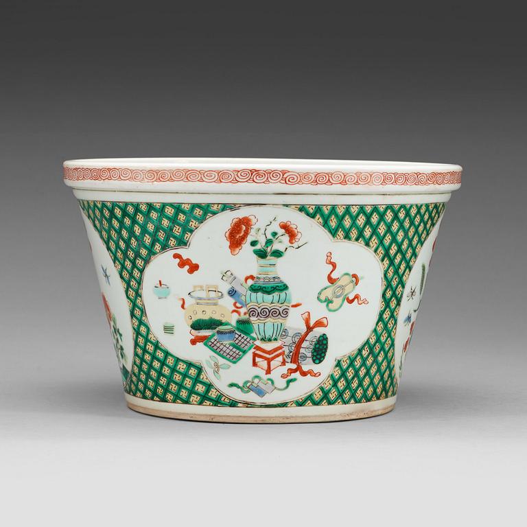 A famille verte pot, Qing dynasty 19th century.