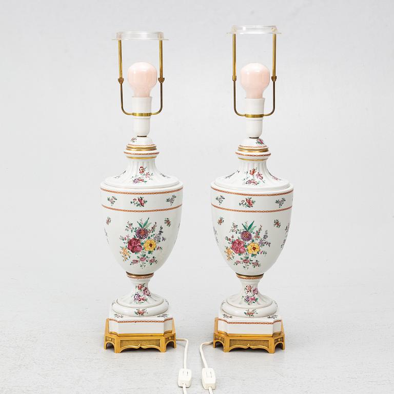 Bordslampor, ett par, Porcelaine de Paris, Frankrike, 1900-talets andra hälft.