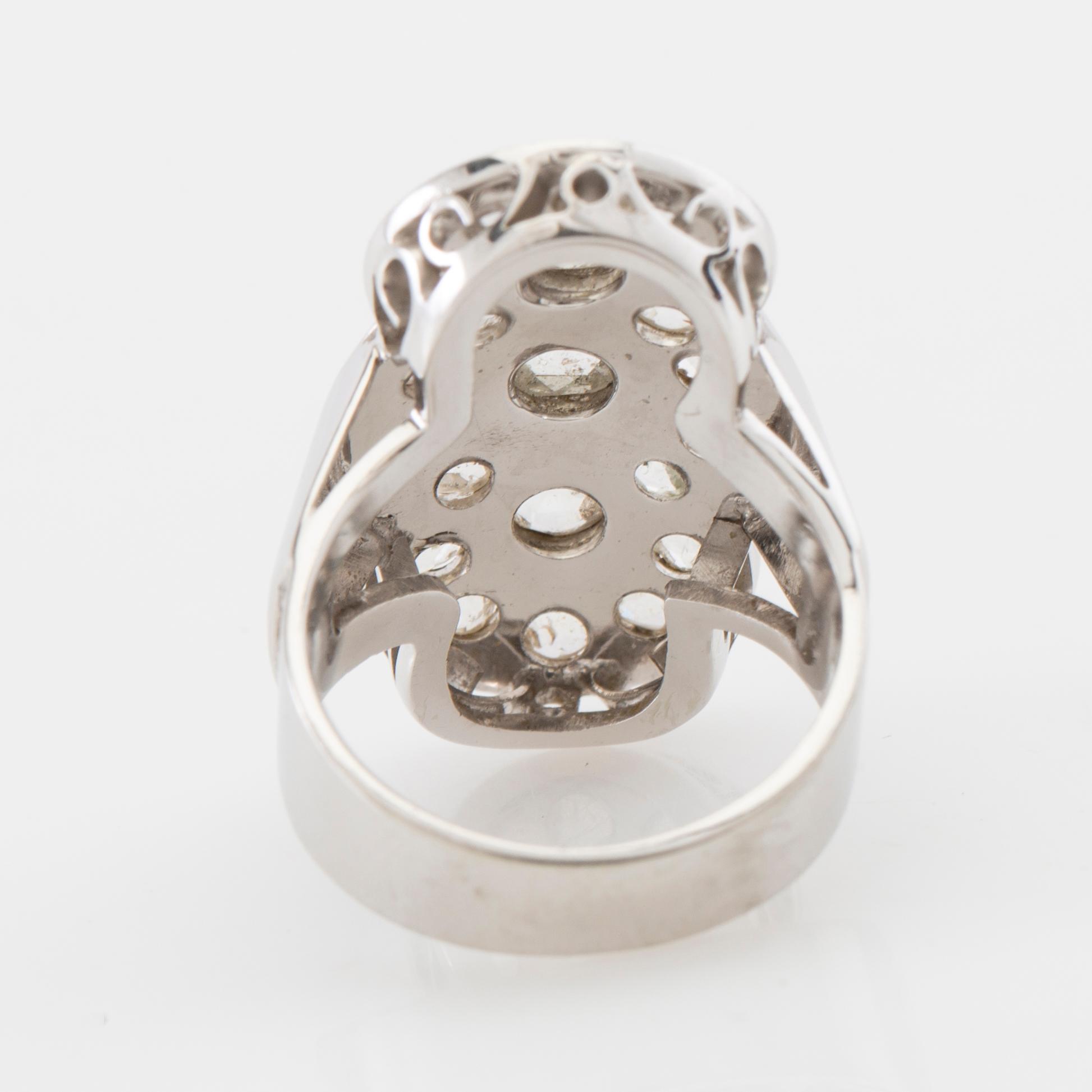 Ring 18K white gold set with rose-cut diamonds.
