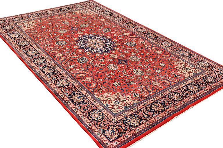A Mahal carpet, c. 336 x 216 cm.