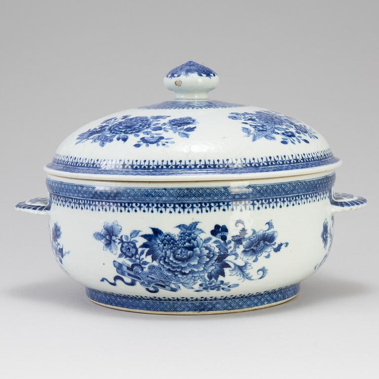 A blue and white tureen with lid in FritzHugh pattern, Qing dynasty, Qianlong (1736-95).