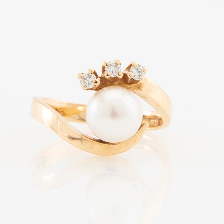 Ring in 18K gold set with round brilliant-cut diamonds and a cultured pearl.