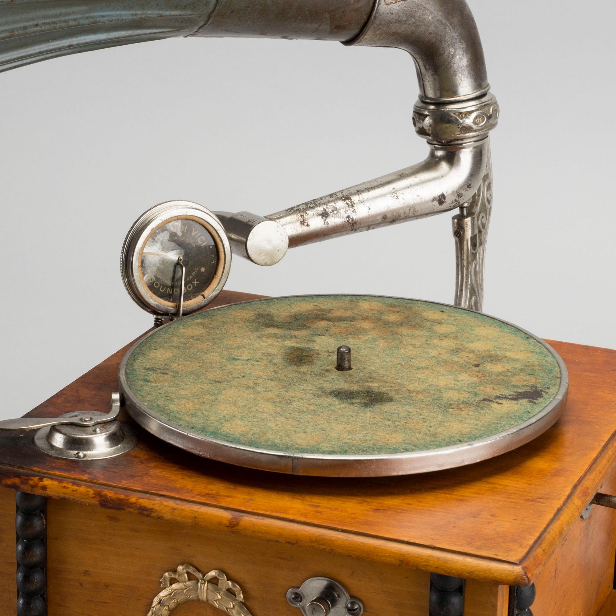 A "Veni Vidi Vici", Soundbox grammophone from the frist half of the 20th century.