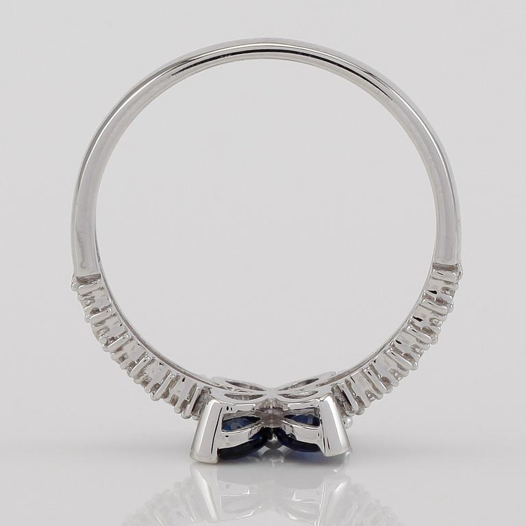 RING, 18K vitguld, diamanter tot ca 0.19 ct. och safirer tot 0.66 ct.