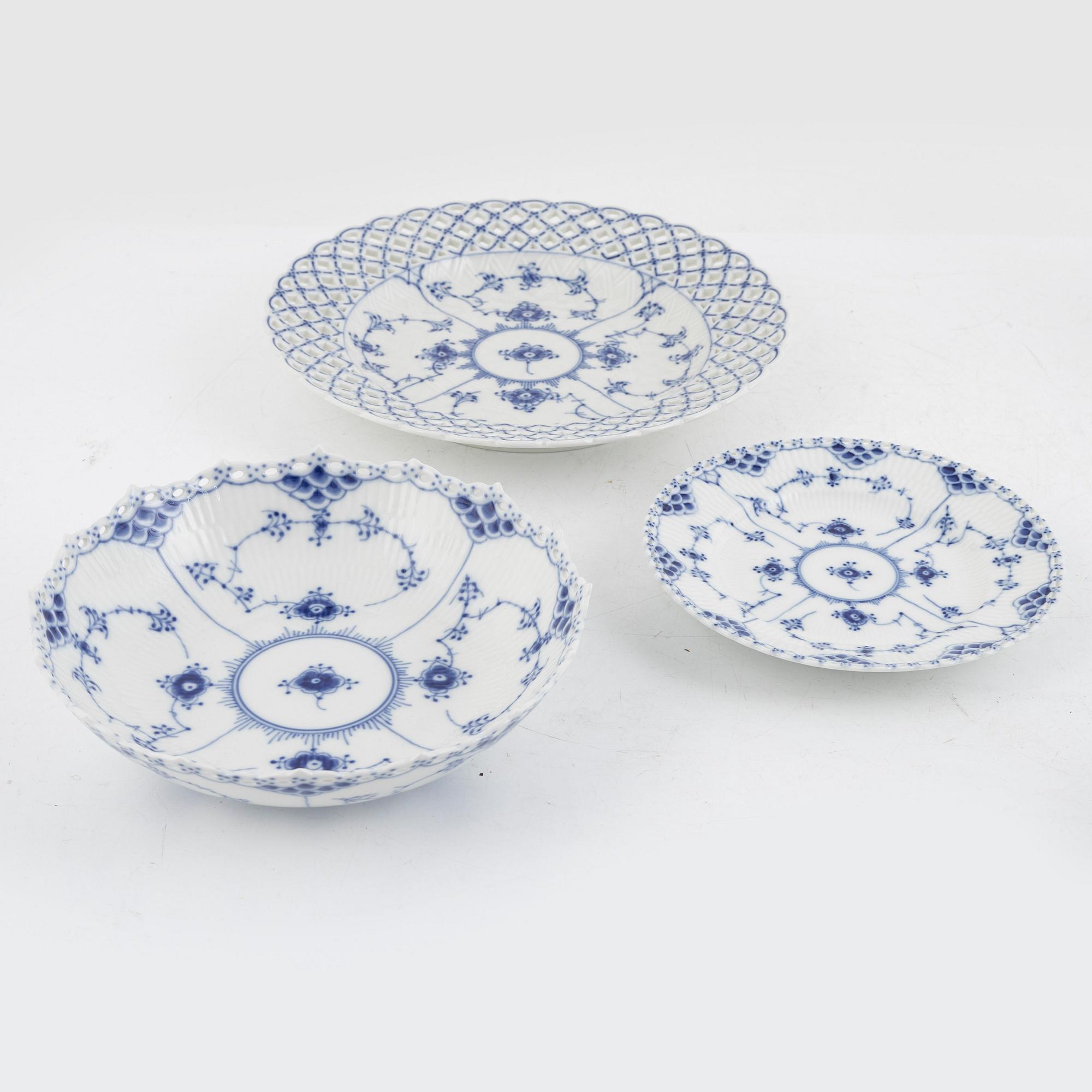 Royal Copenhagen, "Musselmalet" full lace, 37 pieces.