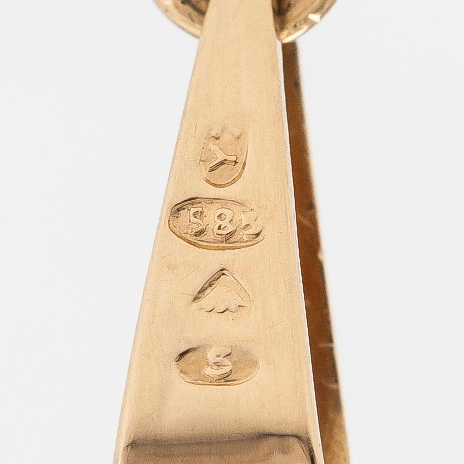 Necklace with a pearl pendant in 14K gold. Finnish hallmarks from 1976 and 1983.