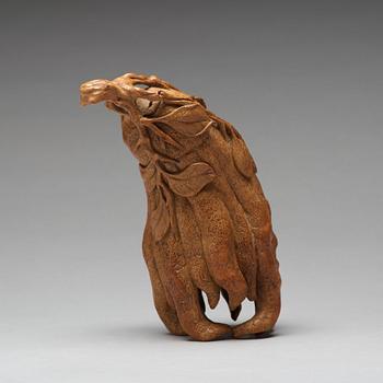 A bamboo carving of buddhas hand/a finger lemon, Qing dynasty (1644-1912).