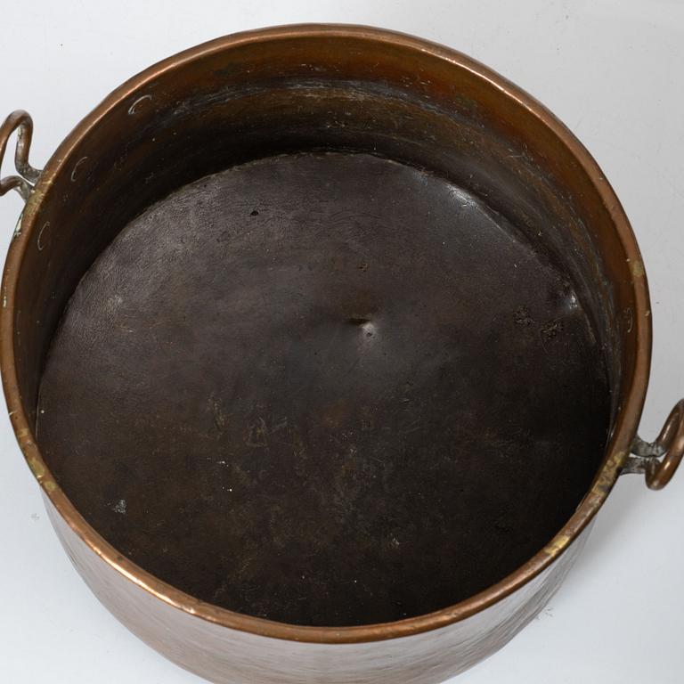 A set of three Swedish copper cauldrons, 18th / early 19th century.