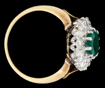 RING, 18 k tvåfärgat guld, smaragd och briljantslipade diamanter tot ca 0.80 ct. Vikt ca 5 g.