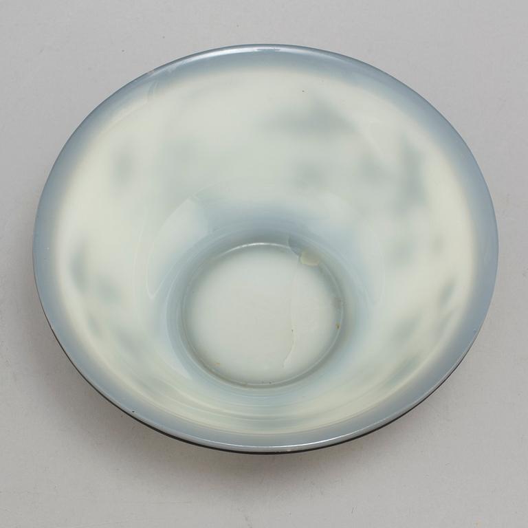 A Chinese peking glass bowl, 20th century.