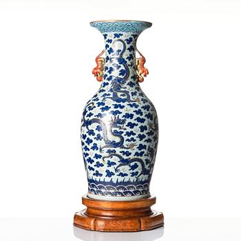 Palatsvaser, ett par, porslin. Qingdynastin, 1800-tal.