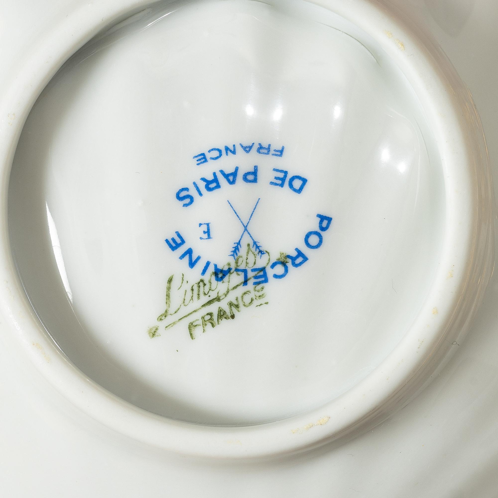 Service pieces, 91 pcs, mostly Porcelain de Paris.