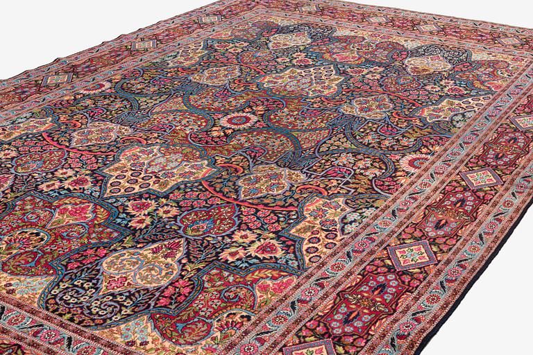 A semi-antique Kerman / Yazd carpet, ca 496 x 322 cm.