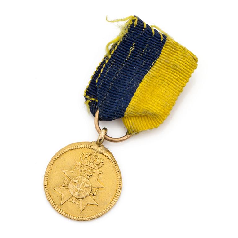 a royal Swedish military miniature medal in gold for bravery in the field from the 19th century. Weigth ca 2 grams.