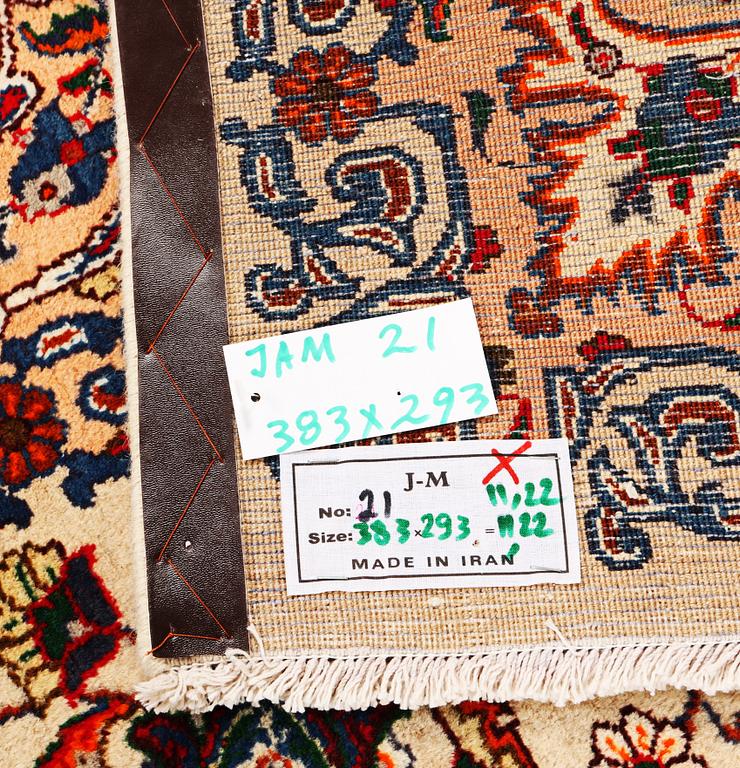 A Kashmir carpet, a. 383 x 293 cm.