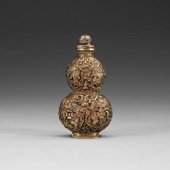 1392. A silvered copper alloy snuff bottle with stopper, late Qing dynasty (1644-1912), with Qianlong four character mark.