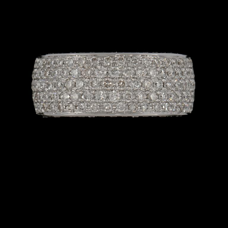 RING, 18k vitguld med 140 briljantslipade diamanter, totalt 1.86 ct. Vikt 10 g.