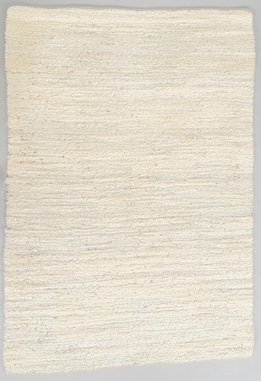 A sheepskin rug. Ca. 140 x 200 cm.