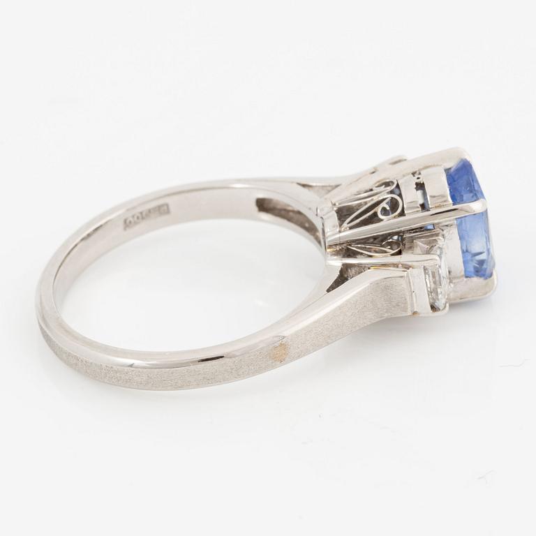 Ring, platinum with a sapphire and baguette-cut diamonds.