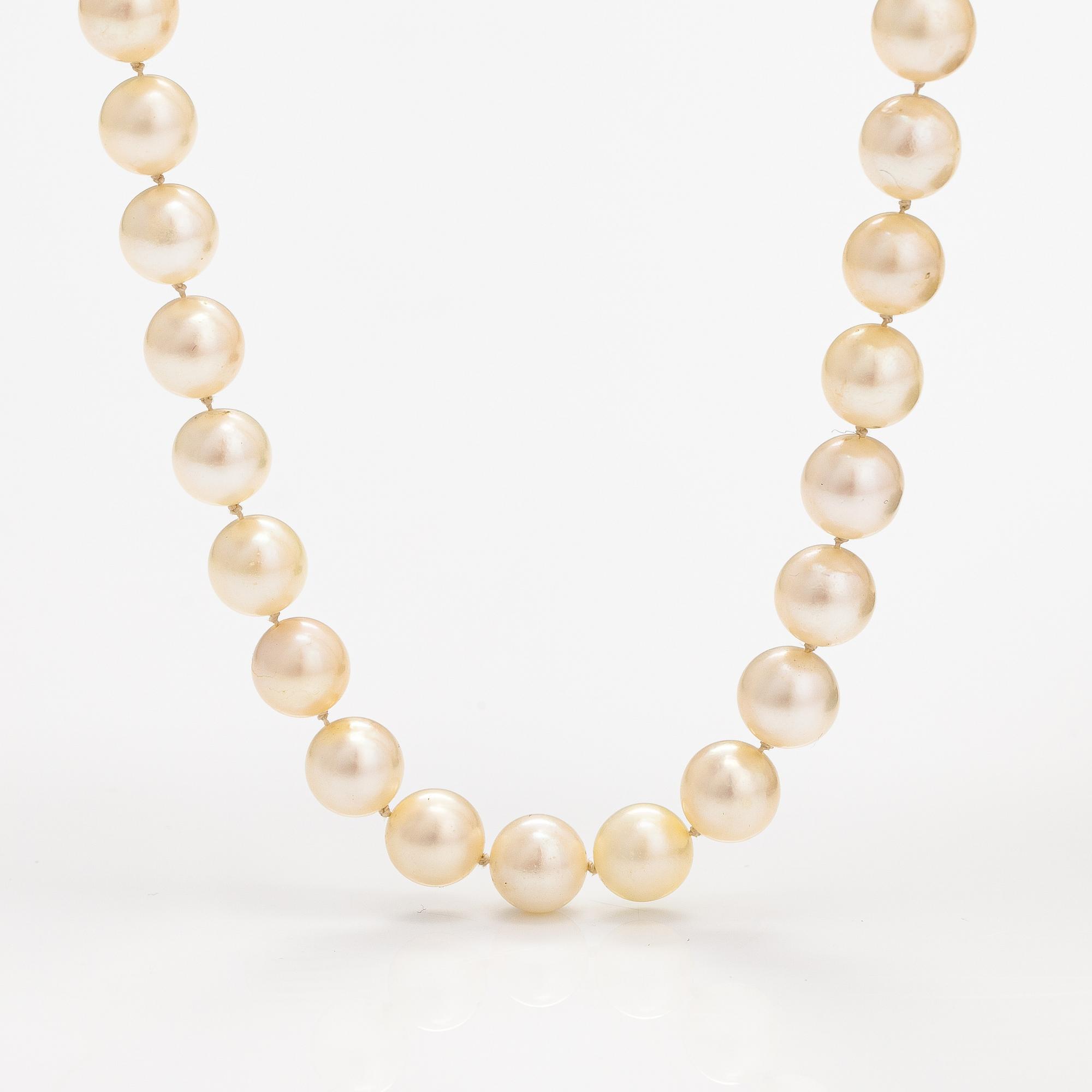 A pearl collier with a 14K whiteg old clasp and cultured pearls.