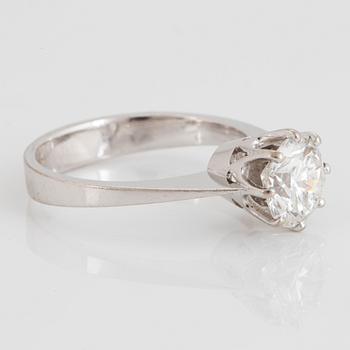 An 18K white gold ring set with a round brilliant-cut diamond ca 1.50 cts.