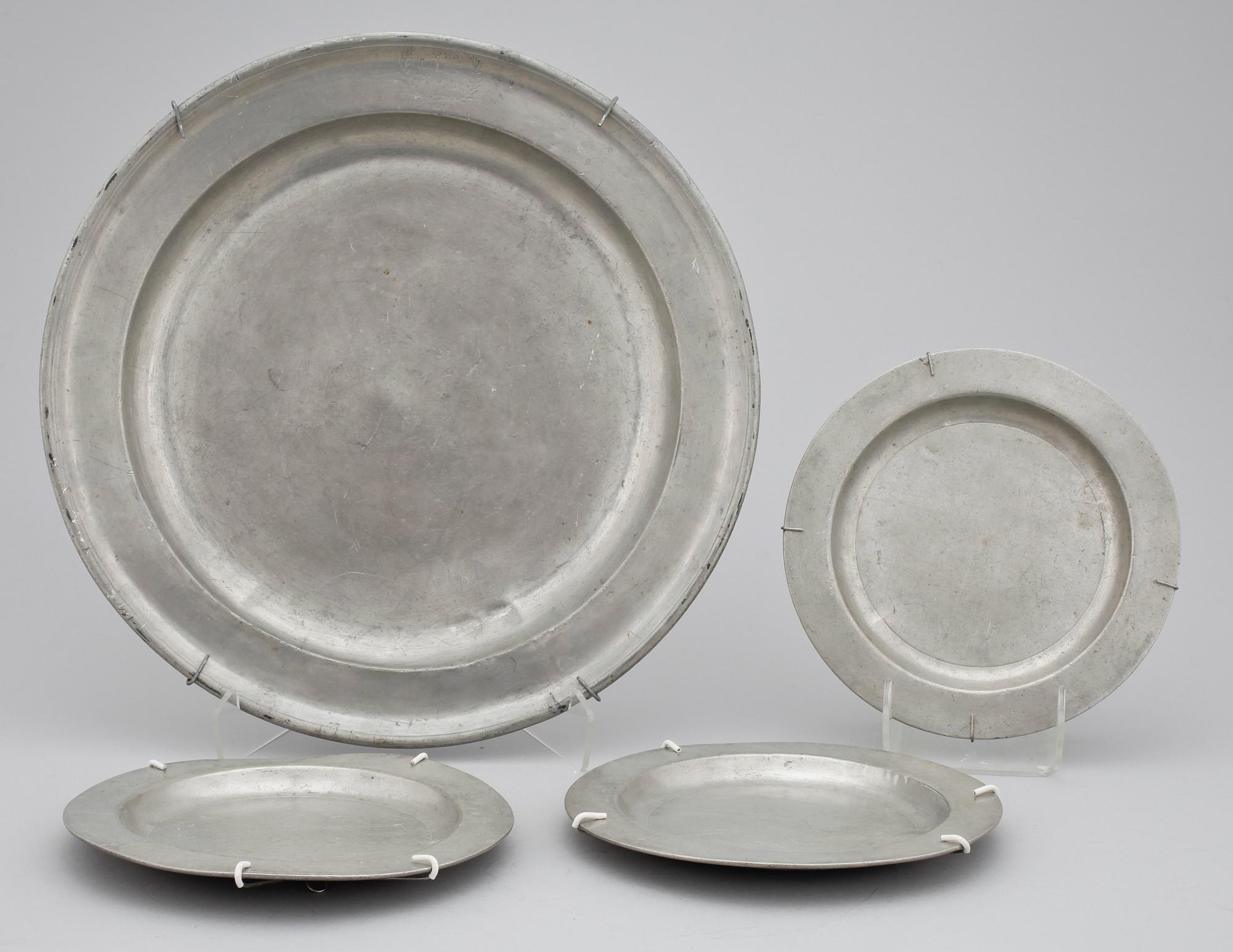 FAT SAMT 3 TALLRIKAR, tenn, bla Johan Bruhn, verksam 1778-1789 i Västervik.