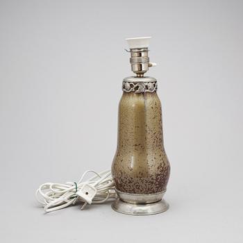 BORDSLAMPA, tenn samt keramik, troligen Danmark, 1900-talets första hälft.