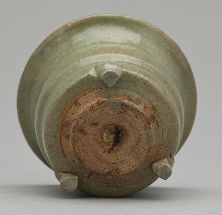 RÖKELSEKAR, lergods, celadon, Ming 1368-1644.