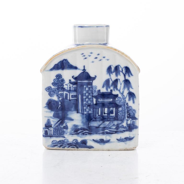 A blue and white tea caddy, Qing dynasty, Qianlong (1736-95).