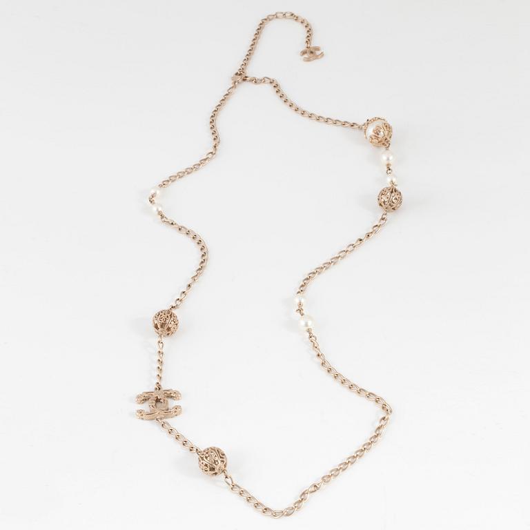 CHANEL, a silver/bronzetinted necklace with decorative pearls and CC-monogram.