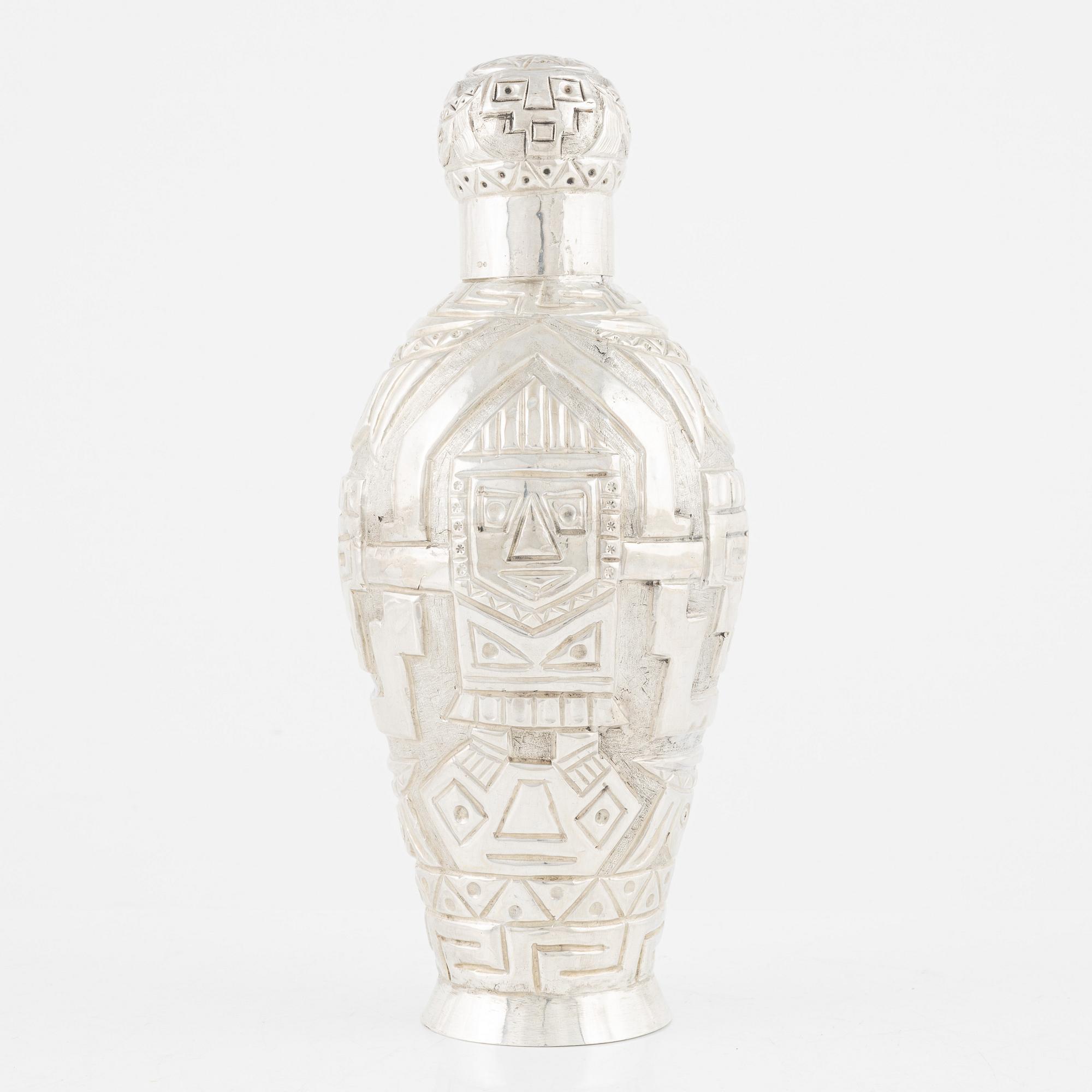Karaff, silver, Peru, 1900-talets andra hälft.
