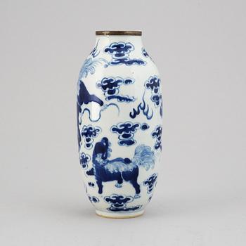 A blue and white porcelain vase, late Qing dynasty, 19th century.