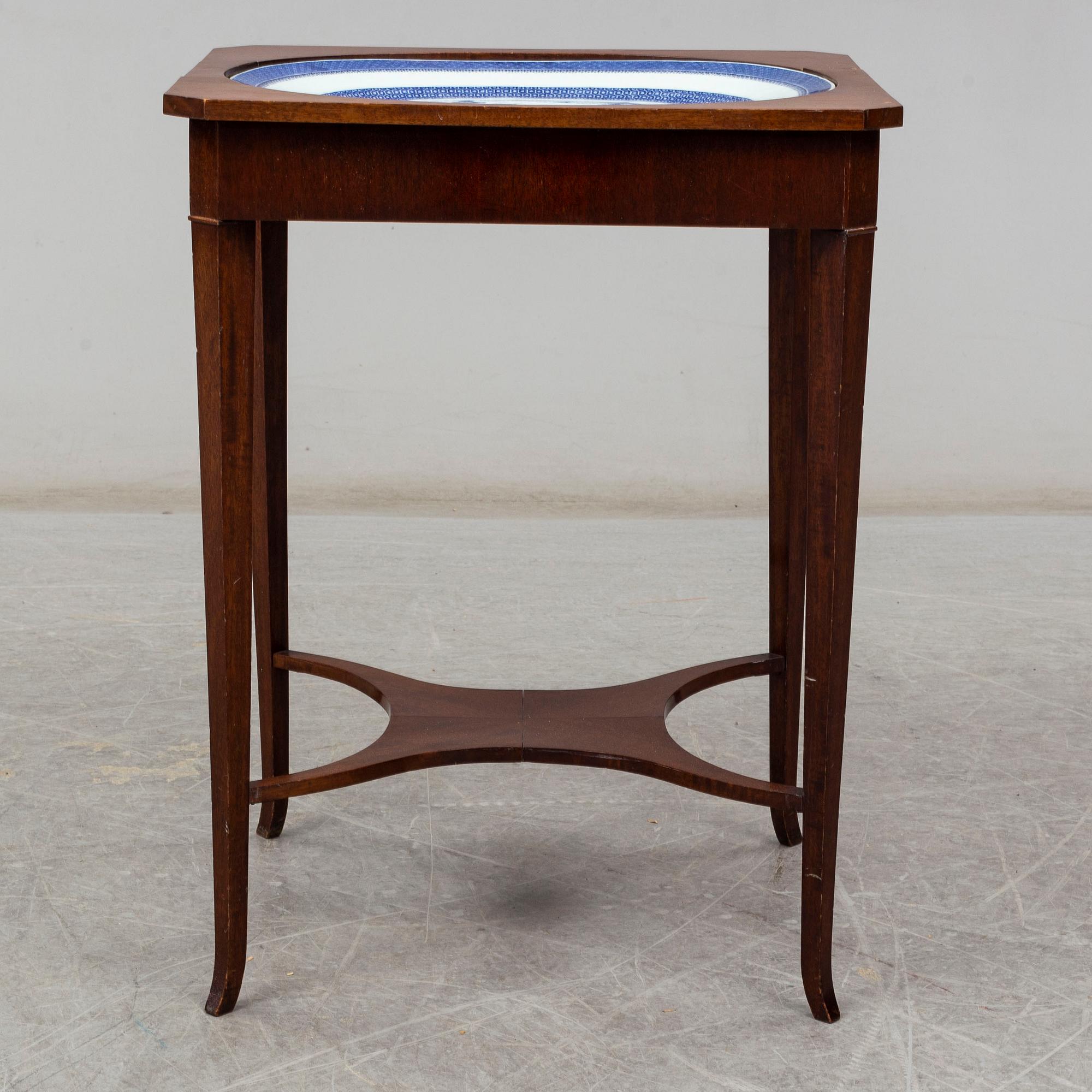 A blue and white serving dish, Qing dynasty, Qianlong (1736-95).