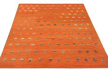 A modern design kilim carpet, a. 292 x 217 cm.