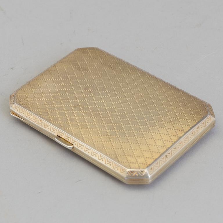 CIGARETTETUI, guillocherad emalj och sterlingsilver, engelska importstämplar, London 1927. Vikt 82 g.