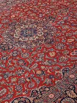 A carpet, semi-antique Kashan, ca 428,5 x 323,5 cm.