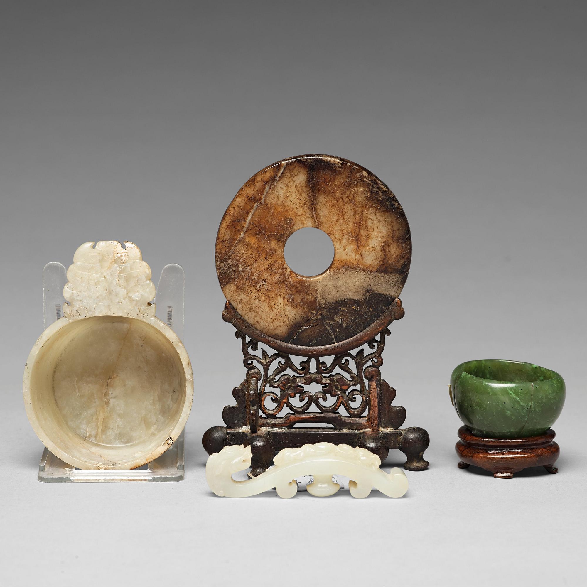 OBJEKT, fyra stycken, nefrit. Qingdynastin eller äldre.