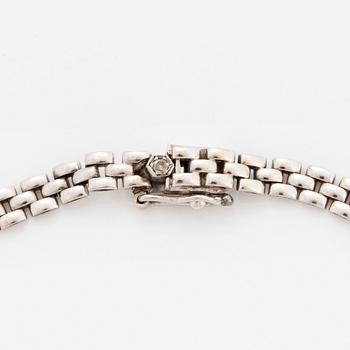 Collier 18K vitguld med runda briljantslipade diamanter och blå safirer.
