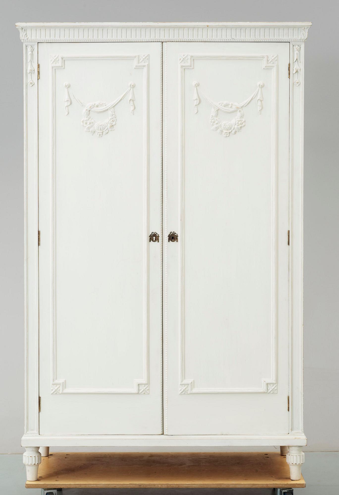 SKÅP. Gustaviansk stil. 1900-talets första hälft.