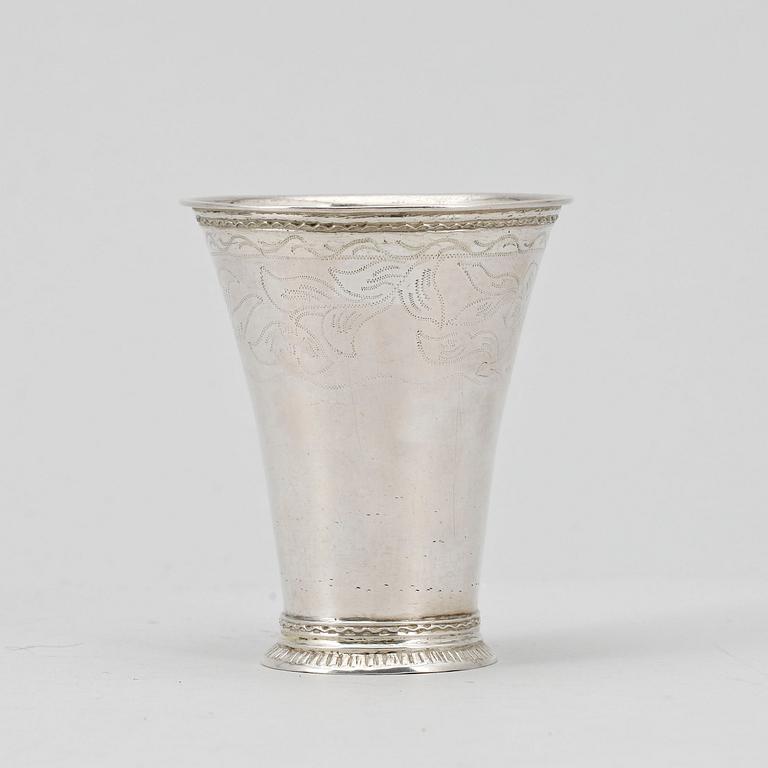 BÄGARE, silver, otydliga stämplar, möjligen Daniel Lundström i Stockholm 1767. Vikt ca 95 gram.